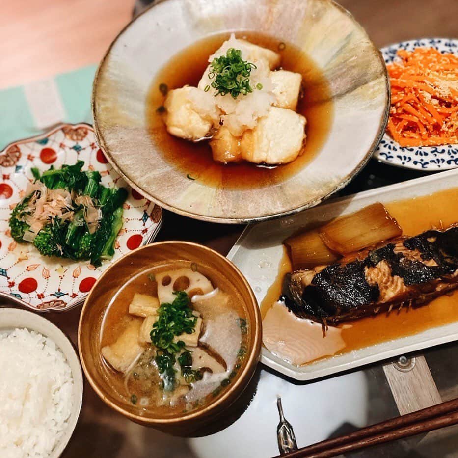 飯島望未のインスタグラム：「先日の晩ご飯。 @slcreations_official さんの 絹豆腐で揚げ出し豆腐を作りました。  小分けになっててとっても助かります🙌🏼 そして味も雑味がなく甘味がある感じ。 もっとカリカリに揚げればよかったなぁ🫢 あとはカレイの煮付け 人参とたらこ炒めたやつ 菜の花のお浸し レンコンと油揚げのお味噌汁  和食が好き。」