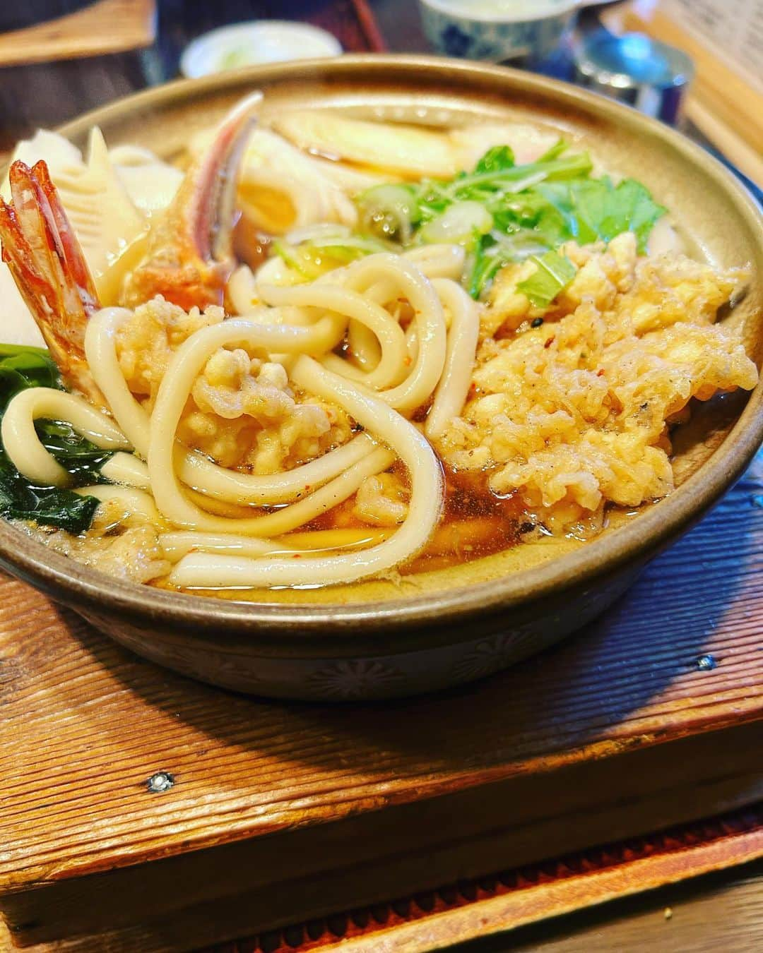 安藤優子さんのインスタグラム写真 - (安藤優子Instagram)「昔ながらの鍋焼きうどん‼️  小さい頃からお蕎麦屋さんの出前を取ってもらえる贅沢なお昼は、鍋焼きうどん一択でした。  本日は近所のお蕎麦屋さんで、昔ながらの気取らない鍋焼きうどん‼️  ハフハフしてスーパーアシスタント嬢といただきました！  このお盆の感じとか、好き‼️  #鍋焼きうどん   #フレンチブルドッグ  #安藤優子」2月1日 14時26分 - yukoando0203