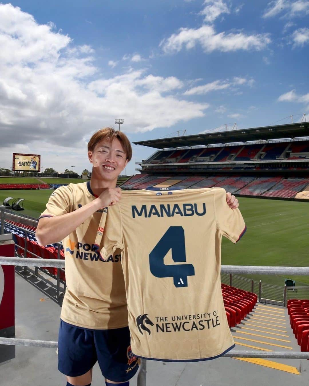 齋藤学さんのインスタグラム写真 - (齋藤学Instagram)「My new number is No.4!   Everyone in Newcastle are very kind and nice to me so I am very comfortable and happy to be here.   I will put my 100% effort for the victory of Jets!!  背番号は 「4」に決まりました！  チームに合流してたくさんの人が 助けてくれてサッカーが出来てます。 みんな親切で優しいです．  ジェッツが試合に勝つために全力でプレーします！  등번호 4번이 되었습니다!! 호주에서 열심히 하고 올게요!!」2月1日 14時32分 - manabu011