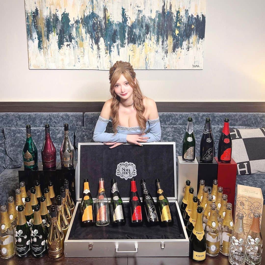 ゆうめろさんのインスタグラム写真 - (ゆうめろInstagram)「1月は誕生日で過去一の売上でした✨ ほぼフル出勤で頑張って、 皆さん応援してくれて嬉しかったです😭💗 夜職未経験で、ここまで頑張れたのは 皆さんのおかげです シャンパン1本、1本が大事な思い出です🥂！ 素敵な誕生日になりました🌹💫 ありがとうございます😊 これからもゆうめろ頑張ります🔥🔥🔥 SNS指名もお待ちしてます🦋 ・ 📍 六本木3ー15ー25 ベル六本木1階 ・ #ジャングルラウンジ #ラウンジ嬢 #キャバ嬢  #女子大生 #アタッシュケース #シャンパン」2月1日 14時33分 - yk.o0