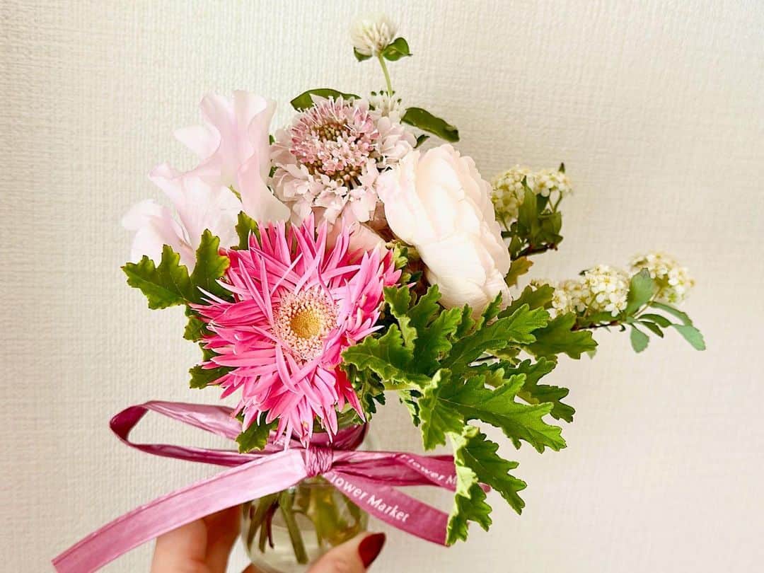 坂本麻子さんのインスタグラム写真 - (坂本麻子Instagram)「. 2月🌷 happyがいっぱいの月になりますように♪ . お仕事で頂いたお花が可愛いの🤍 #february2023」2月1日 14時33分 - sakamoto_asako
