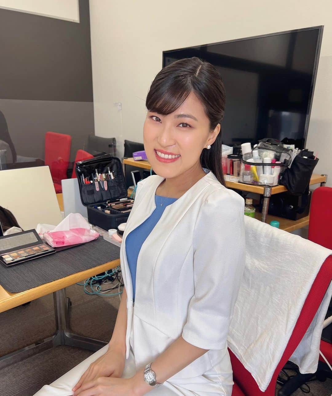 竹内里奈さんのインスタグラム写真 - (竹内里奈Instagram)「💄 今日はVP撮影で バッチリヘアメイクしていただき‥♡ ちょっと自分じゃないみたい😳 素敵にしていただき感謝🫶 ・ ・ ・ ・ ・ ・ ・ #アナウンサー #女子アナ #ヘアメイク #メイク #vp #mc #フリーアナウンサー #女子アナコーデ #白ジャケット #スーツコーデ #ハーフアップ #竹内里奈」2月1日 14時37分 - rina.takeuch