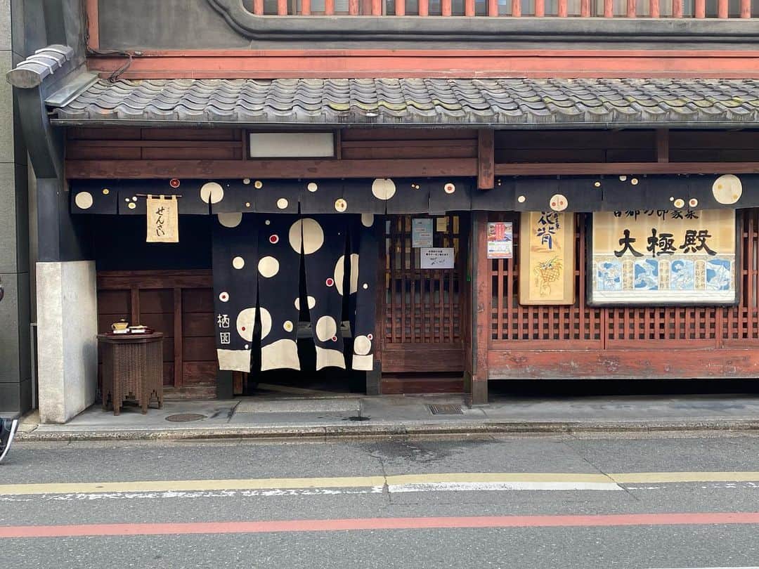 Atsukoさんのインスタグラム写真 - (AtsukoInstagram)「・ 京の街散策 ・ 六角堂からアアルトコーヒーさんへ。その後はあてもなく街散策。移り変わりゆくものとそうでもないものの差を感じつつ、寒さでどうしようもないなか、立ち寄ったカフェで自分を認識してもらえるありがたさ。 ・ ・ ＊」2月1日 14時43分 - atsuko12