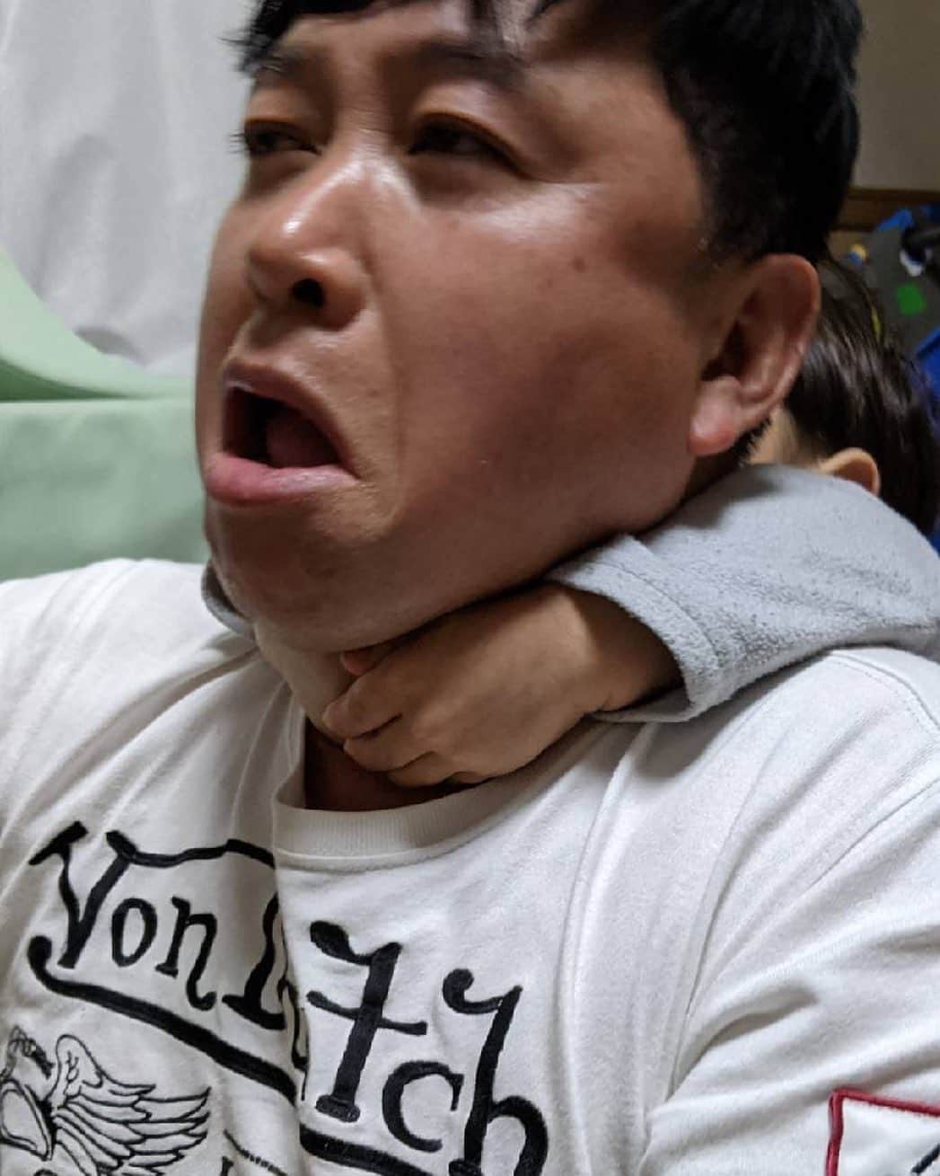 スギちゃんのインスタグラム：「正直な子供に育っています 部屋でなんか臭いなぁと思って 「なんか臭くない？」ってみんなに問いかけたら ミニスギちゃんがスギちゃんの前に来て 「私がうんちをしました」って名乗り出てくれたぜぇ^_^ めちゃくちゃ笑ったぜぇ^_^」
