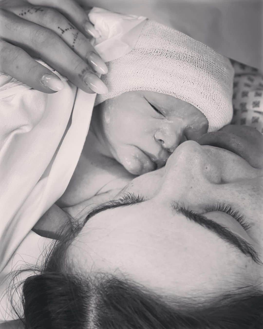 ロベルト・ペレイラさんのインスタグラム写真 - (ロベルト・ペレイラInstagram)「Esta bendición es una emoción única ❤️❤️❤️❤️‍🔥❤️‍🔥❤️‍🔥🙏🏾🥹 bienvenida hija 😍💘💘💘💘 #ANACLARA💘💫」2月1日 6時27分 - maxipereyra37