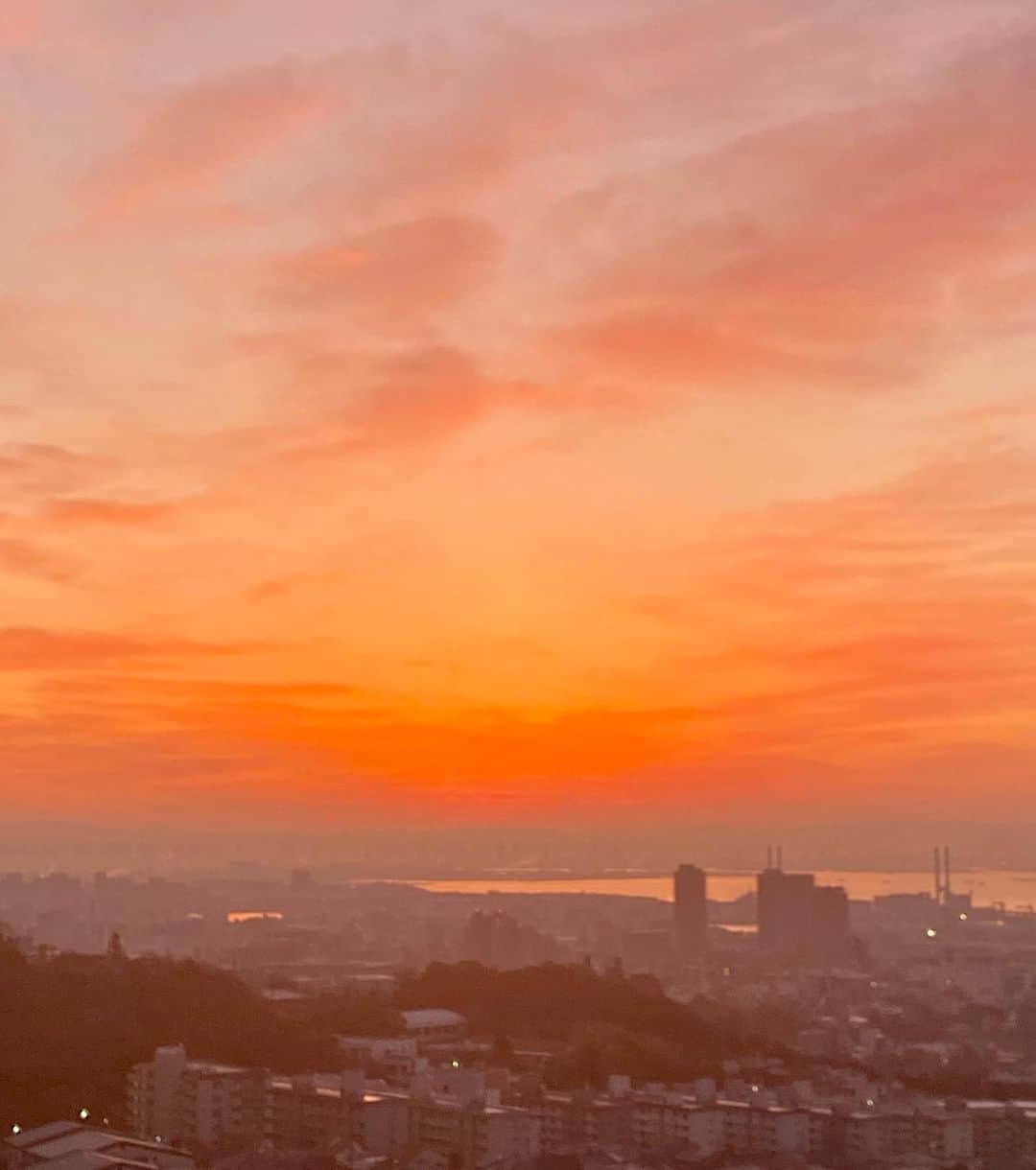 高羽そらのインスタグラム：「朝焼けがあまりに美しいので、写真を撮らずにいられなかった。朝ごはんがさらに美味しくなるよなぁ☺️ #神戸の朝焼け」