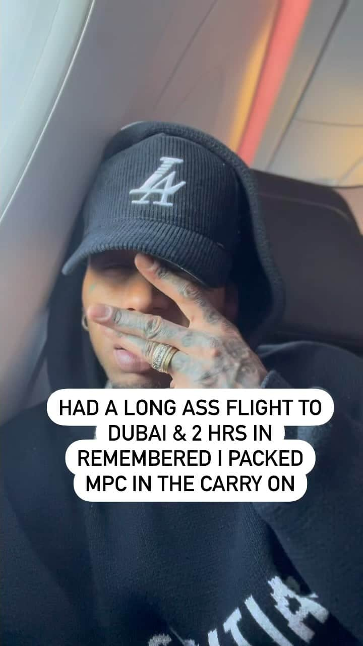 キッド・インクのインスタグラム：「Prolly the easiest 16 hr flight on everything no panic … I ain’t think it was even gon stay on the PS5 be cutting right off on the plane … I could prolly just watch movies get drunk and sleep like everybody else 😂 #Dubai #MpcGang」