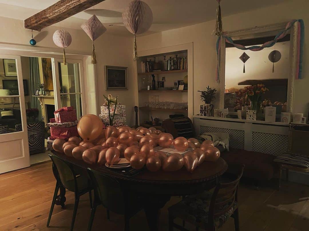 シエンナ・ギロリーさんのインスタグラム写真 - (シエンナ・ギロリーInstagram)「READY! 👯‍♀️ 🥁🥁#cakeforbreakfast」2月1日 7時37分 - guilloryguillorybe