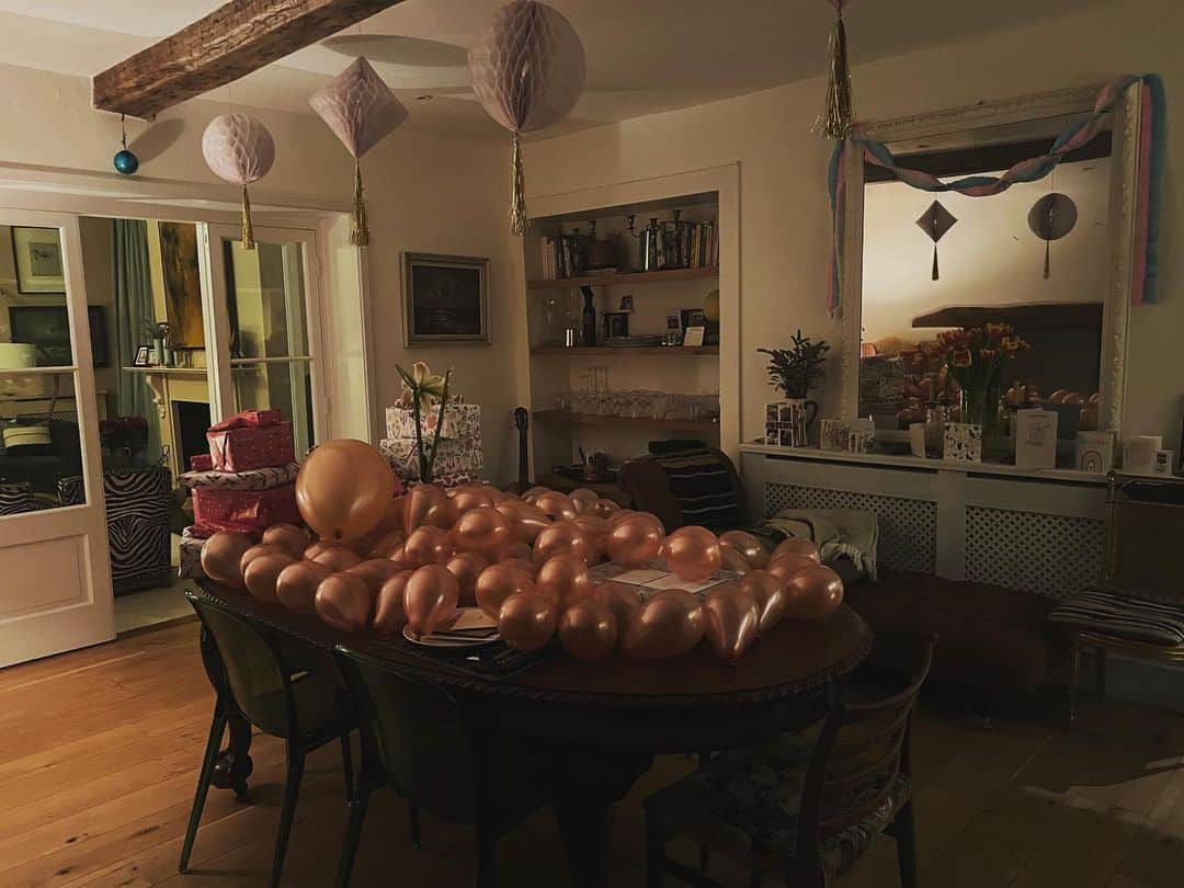 のインスタグラム：「READY! 👯‍♀️ 🥁🥁#cakeforbreakfast」