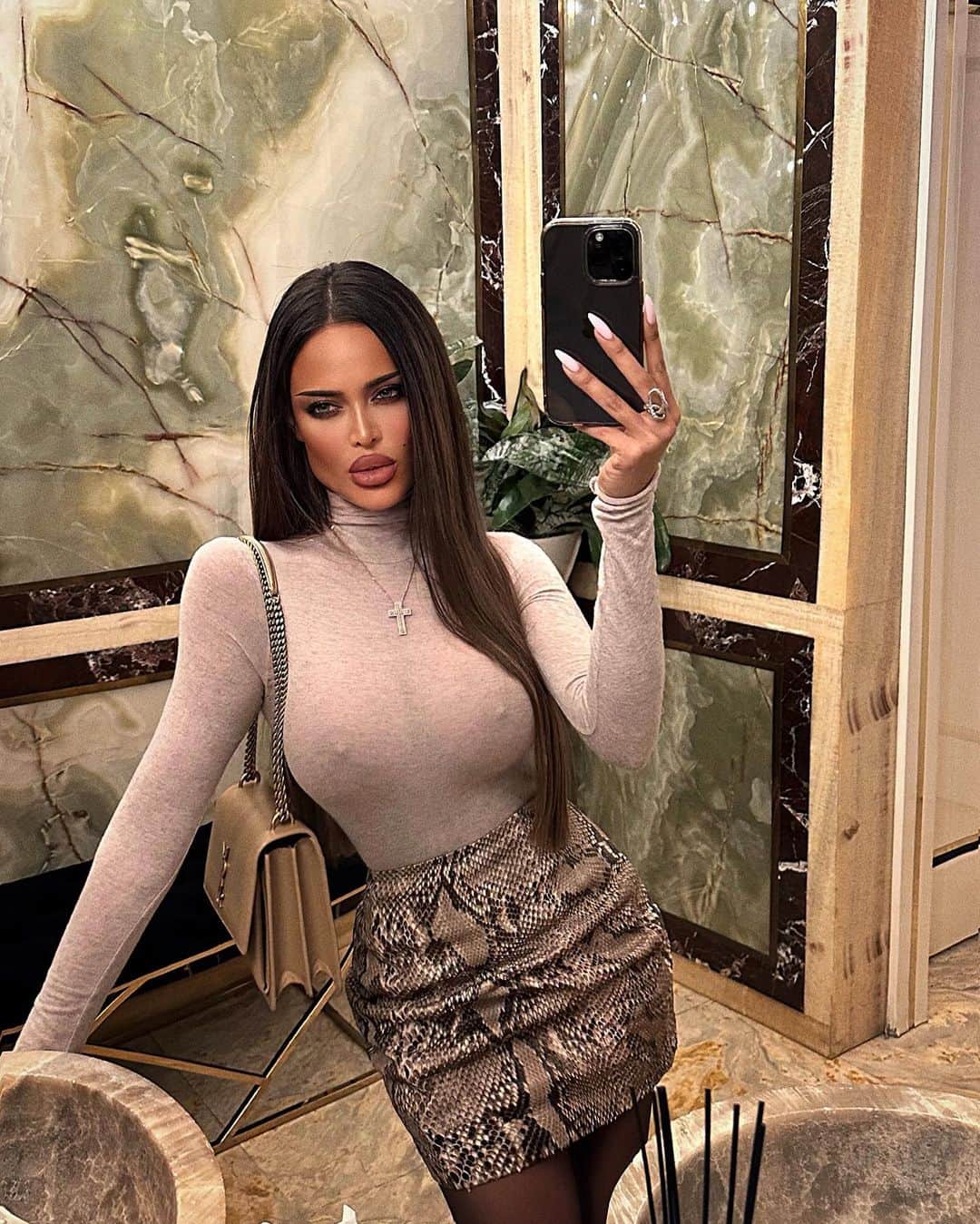 Nita Kuzminaのインスタグラム：「Без женщин начало жизни для мужчин было бы лишено поддержки, середина жизни — удовольствий и конец — утешения ♠️」