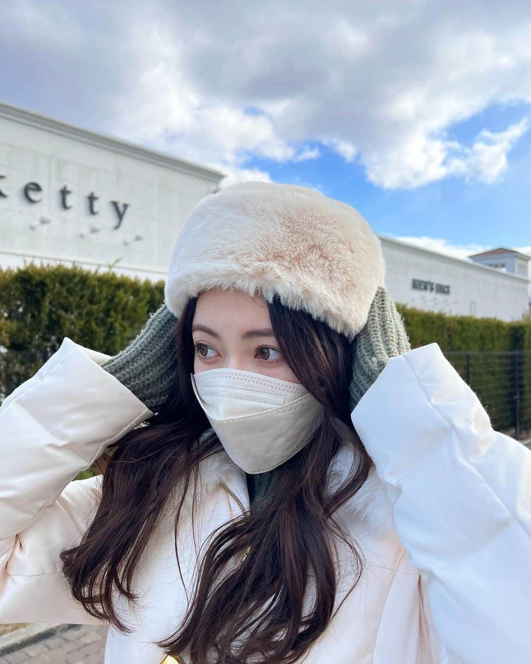 吉田朱里のインスタグラム：「久々におでかけした時のコーデ🤍 . モフモフ帽子お気に入り💟 . スカートがふんわり広がるのを どうしても見せたい必死の私🤣🤣 . @eimyistoire_official のコート 暖かすぎてこれしか着てない。笑 . バッグ年末に2022年の ご褒美に買った☺️🫶❤️ . 👑🧥👖 #eimyistoire  👚#snidel 👜#diorbobby  👢#yellow」