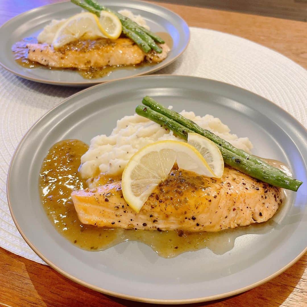 のインスタグラム：「豚汁定食だよ。 逆さミッキーだよ。 #おうちごはん #夕ご飯#豚汁#サーモンのバターポン酢ソテー #マッシュポテト#rionahazuki」