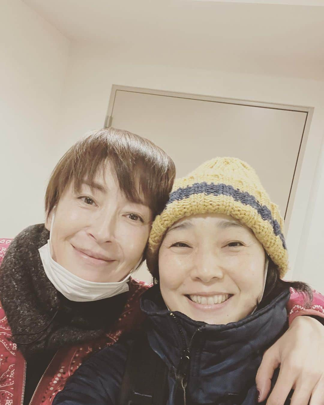 西尾まりさんのインスタグラム写真 - (西尾まりInstagram)「アンナカレーニナ。ガシガシお稽古しております‼️もぉ、全員野球ならぬ、全員芝居‼️そもそも、芝居ってそーなんですけど、中々こーゆーわけに行かない事もあったりして、、、。しかしね、アンナカレーニナは、全員芝居のもぉ、本当に本当に最高峰かもしれない。ヘトヘトになる稽古だけど同じくらいの楽しいんです。そりゃヘトヘトになりますよ、あーた、トルストイの作品でっせ‼️知ったようなこと書いてますけど、初めましてトルストイさんの私です😅 今はパズルのピースを作ってるところで、このピースを🧩はめていく作業がこれからなんだけども、だから、皆んなまだ、不安だし、探ってるし、モヤモヤもしてるし。それでも皆んな、前に前に進んでいます‼️ それも、ガシガシね‼️そしてね、一緒に写ってる方、実はね、10代の頃からお仕事一緒にしてるんですよぉ〜。接点ないと思ってるでしょう！ふふふふふ。その頃から全く変わらないポジティブさと明るさ❣️その底力が全てを支えています。エネルギー満タンのお稽古場で日々ご縁あるスタッフ、キャストで作品作りの素晴らしさを体験しておまります❣️健康第一、無事故でますます頑張りまーす💪💪💪💪💪💪💪💪 @riemiyazawa0406_official  #宮沢りえさん #アンナカレーニナ #シアターコクーン #フィリップ #やるぞやるぞやるぞー」2月1日 8時15分 - mari_nishio_official