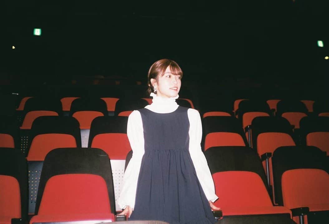 美山加恋のインスタグラム：「お知らせです。  現在、舞台ハリーポッターと呪いの子にて演じさせていただいている嘆きのマートル役を、5月末で卒業いたします。  「この役はすごく楽しい役だから、楽しみにしててね。」 「君はきっとお客さんに愛されるから大丈夫。」  クリエイティブチームにそう言われて、とても楽しみにしていた役。  うん、言われた通りだ。 本当に毎日心の底から楽しい。笑  沢山のお客様の前でマートルを思いっきり演じたい。  初めてオーディションでマートルを演じた日になぜか強烈に思ったあの気持ちを未だに忘れられない。  本当はホグワーツのトイレにずっといたいけど...  5月末に成仏します。  それまでに、沢山のお客様に楽しんでいただけるよう  最後まで、精一杯イタズラするぞ‼︎🚽  . . . . . . .  そして美山、ハリーポッター延長戦に入ります。 6月〜7月中旬にデルフィーとして舞台に立つ事になりました。  ハリーポッターという素晴らしい世界で、同じ作品で、違う役をできる機会などなかなかないと思い演じさせていただくことを決めました。 決めたからには責任感をしっかりもち、余すところなく楽しむ所存です。  大好きな役です。 精一杯の愛をもって、向き合っていきたいと思います。  そして、これをもって7月中旬に私はハリーポッターを卒業いたします。  意外とあっというまかもしれない。  最後までがんばるぞー！  #舞台ハリポタ #呪いの子 #harrypotter #harrypotterandthecursedchild #thecursedchild」
