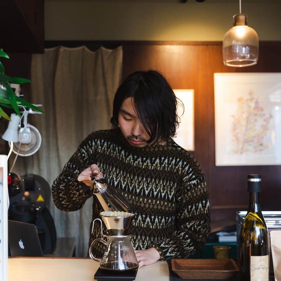 THE LOCAL ＊GoodCoffee運営店舗のインスタグラム：「⁡ ⁡ 皆さま おはようございます🍃 ⁡ 2月がいよいよスタート！ HANDDRIPでご提供するお豆も変わります☕️ ⁡ 今回お取り扱いさせていただくロースターさんは @longseason_osaka さん (大阪) ⁡ (昨年の阪神コーヒーフェスでは ドリップのワークショップも担当してくださいました！) ⁡ 来たる2/9に1周年を迎える LONG SEASONさんのコーヒーを このタイミングでご提供できること とても嬉しく思います💐 ⁡ 以下 オーナー沖田さんより ⁡ 大阪、ゆるっとした情緒が残る西田辺の町に 2022年2月に誕生したコーヒーショップ。 40年以上続いた喫茶店の跡地を利用した 落ち着きのある店内と大きな窓が特徴。 浅煎りから深煎りと コーヒー豆の個性を活かした プロファイルを意識した焙煎で 幅広い銘柄を取り扱う。 生産地の空気や温度、その情景を思い起こさせる味わい、 コーヒーが内包する マジックのような魅惑の感覚体験を 大切にしています。 大阪に来られた際はぜひお立ち寄りください。 ⁡ ⁡ それでは今日も 皆さまにとってよい1日でありますように✨ 11:00よりOPENです〜！ ⁡ －－－－－－－ ⁡ ALL DAY   𝟣1:𝟢0-𝟣𝟪:𝟢𝟢(L.O.𝟣𝟩:𝟥𝟢) 夜ローカル   𝟣𝟪:𝟢𝟢-𝟤𝟣:𝟢𝟢(𝖫.𝖮.𝟤𝟢:𝟥𝟢) 　(1月→20.21.27.28) ⁡ 住所/〒𝟣𝟧𝟢-𝟢𝟢𝟢𝟣 東京都渋谷区神宮前𝟧丁目𝟥𝟢-𝟥 ニューアートビル𝟤階 ⁡ #thelocaltokyo#thelocalcoffeestand #goodcoffee」
