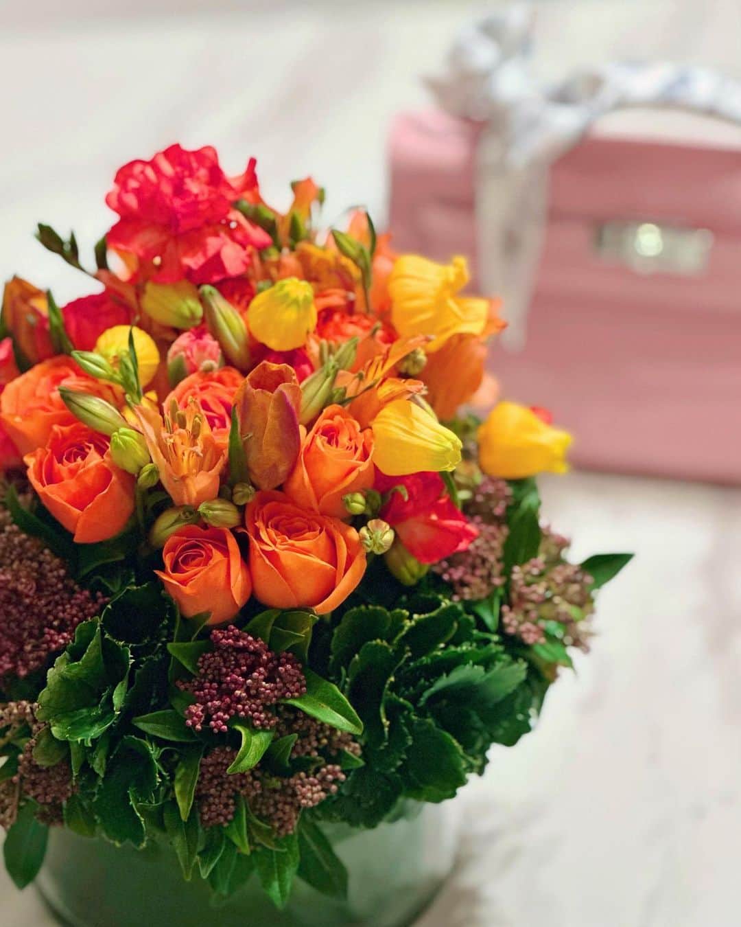 サキ吉さんのインスタグラム写真 - (サキ吉Instagram)「お花頂いた⸜🌷︎⸝‍ 元気になる色🥰💛🧡💛🧡 ． ． ． #お花のある暮らし  #お花のある生活  #ポシェットケリー #ローズサクラ」2月1日 9時32分 - sakikichi1201