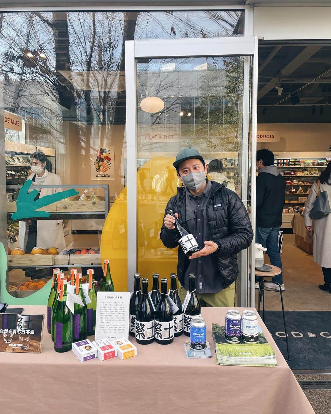 FOOD&COMPANYさんのインスタグラム写真 - (FOOD&COMPANYInstagram)「こんにちは、スタッフの盛岡です☺️先日の寒波もひと段落、私たちのお店にもすこしずつ春が💐 最近はというと、お店でのイベントやテイスティング会を再開しています。  kiki wine club @kiki_wine_club さんによる日本のナチュラルワインの角打ちをしたり🍷 patagonia provisions @patagoniajp @patagoniaprovisions.jp と寺田本家 @teradahonke 仁井田本家 @niidahonke の日本酒をテイスティングしたり🍶   イベントのたびに、今年の畑や生産現場の状況、おすすめのレシピなどを作り手の方に伺うのですが、その話を通してみなさんの情熱が伝わってきて、もっともっとお届けしていきたいと思うと同時に、そんな食材に日々囲まれていることが嬉しくなります。  おすすめのレシピといえば、私たちのチームにはお料理好きなスタッフも多く、日々旬の食材を最大限活かす方法を研究していますが🍳、お店でユーザーの方から教えていただくことも多くあります。作ってみたらあまりにもおいしかったので、ユーザーの方のオリジナルレシピをみなさんにもお届けできたらなぁ…と思っていたのですが、なんと、ユーザーの方にご協力いただき🥺 2月にレシピカードとしてお届けできることになりました。こちらの詳細は後日お伝えしますので、お楽しみに。  思いのこもった食材、それを生かすレシピ。いろんな人やものによって、おいしく豊かな時間が形作られていくんだと思います。そんな時間を、これからもいろんな形でみなさんと共有できたら嬉しいです☺️  #foodandcompany #フードアンドカンパニー」2月1日 15時14分 - foodandcompany_grocery
