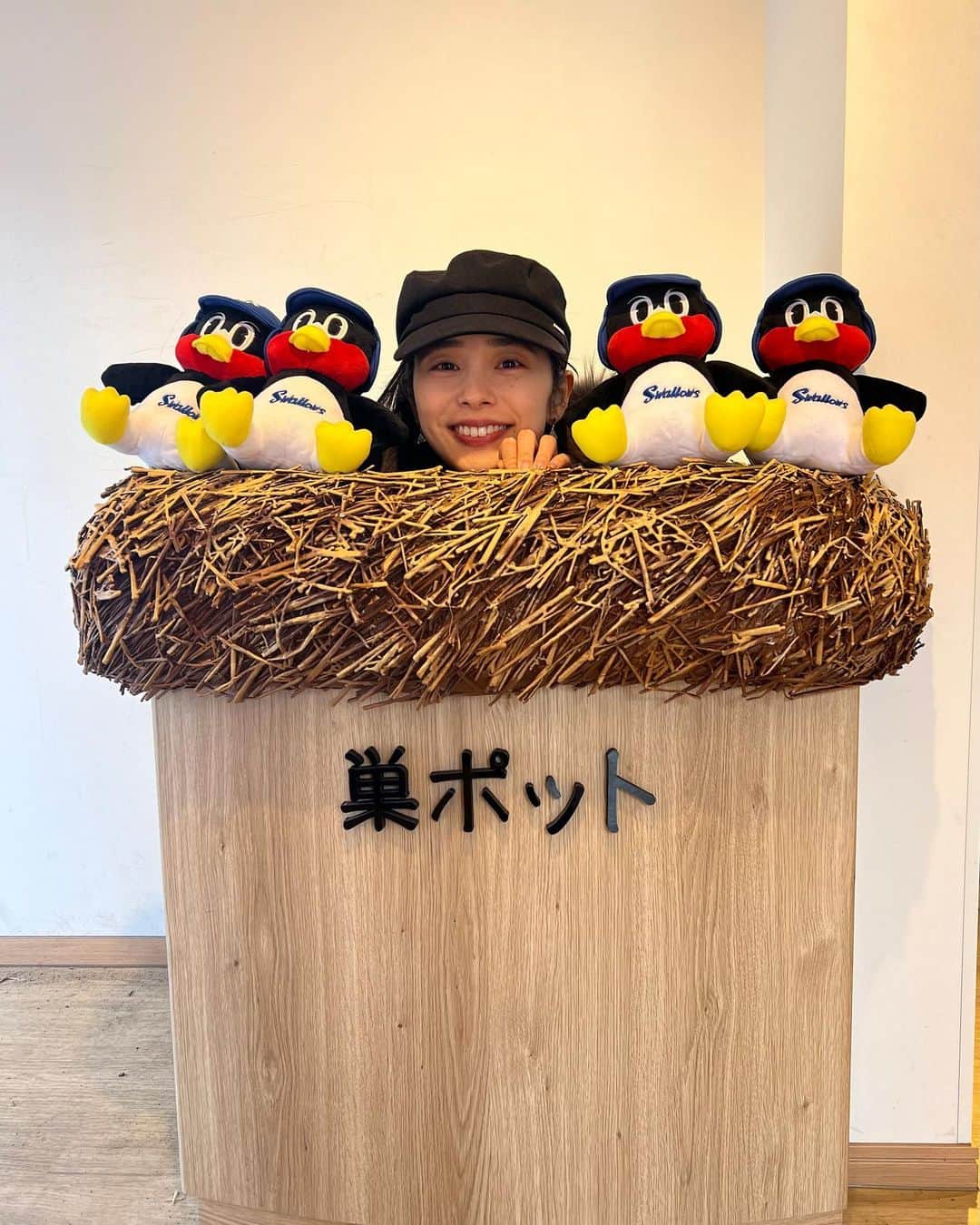 のインスタグラム：「白状します。 東京ヤクルトスワローズさんの勢いにあやかるべく、先日コッソリ「つば九郎のハウ巣」にお邪魔してきました🐣 可愛かったのでついノリノリで写真撮りました。🙄  これからもホークスファンです🔥⚾️🦅 今年こそホークス優勝お願いします🥺笑」
