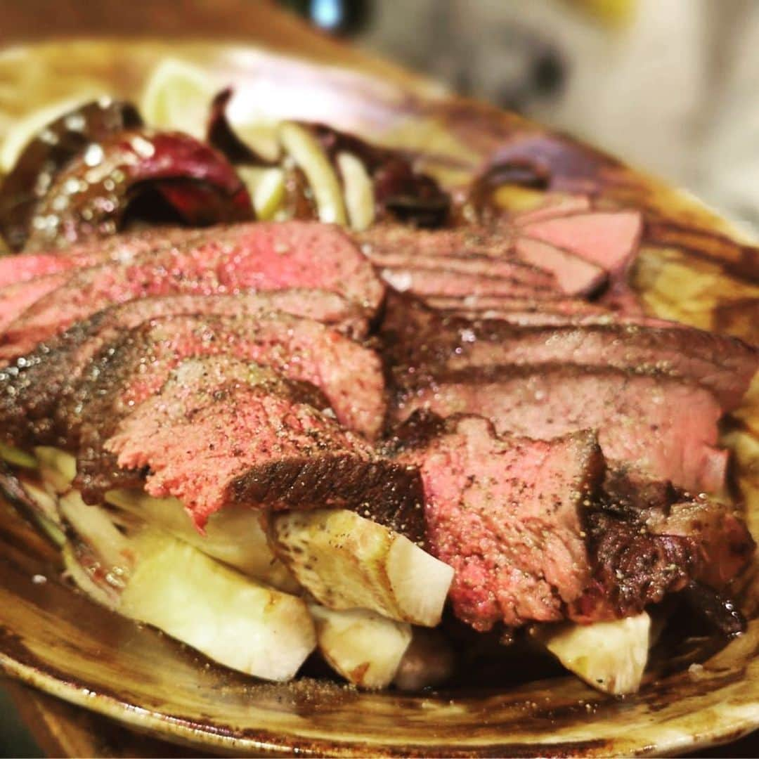 田辺晋太郎さんのインスタグラム写真 - (田辺晋太郎Instagram)「【今夜はBeet Eat!@喜多見】  本当に良い素材に余計な化粧はいらない。 良さをさらに引き出すためには本質を知らなければならない。  ではその本質とはなにか？その一つの答えがここにはある。  どんな環境で生きていてどんな死に方をしてどんな方法で肉になったのか、これを知れる料理人は果たして一体どれだけいるのだろう？  #小田急線 の#喜多見 駅は #成城学園前駅 の一つ登戸側にある各駅停車駅。 ここに誕生して8年目を迎えるこちら  #beeteat は、昼はジビエカレー、夜は季節の野菜と #ジビエ を使った料理と  #ナチュール が楽しめる6席だけの小さなお店。 店主の久仁子さんは自ら狩猟に出かけるハンターでもあり料理人で、そもそもは肉を食べない事を心がけていたが本当の #マクロビ とは、と考えていくうちに狩猟したジビエに行き着いた。 #蝦夷鹿、#月の輪熊、#猪 などのジビエは山の恵といえば聞こえは良いが農作物を荒らす害獣とまで言われてしまう悲しさ。 その命を無駄にしないよう最高の撃ち方で仕留め最高の解体方法、そしてニオイなど出さない素材を最高の料理法で食べさせるお店がこの #ビートイート なのだ。  この日は こぶみかんの葉の上において蒸し上げた パクチーと熊のシュウマイ、2歳オスの 蝦夷鹿 ソトモモのロースト、無農薬野菜たっぷりの #熊鍋、そしてさらにスペシャルとして #蝦夷鮑 と #熊の炊き込みご飯 が気絶するほど悩ましい美味しさだった。  いや、美味なんてお上品すぎる言葉ではなく本能で『旨い！！』と感じるぐうの音も出ないご飯、獣のピュアな脂を纏ったご飯はどんなドレスよりも妖艶で興奮した。  全ての料理においてやりすぎずに方向性を示して素材を導き客を唸らす。 ハンターであり猛獣使いの料理人が #世田谷 のはずれ、喜多見にいる事を世田谷区民として誇りに思う。  本当に美味しかった！ごちそうさまでした！！  #肉マイスター #田辺晋太郎」2月1日 10時05分 - meat_meister_tanabe_shintaro