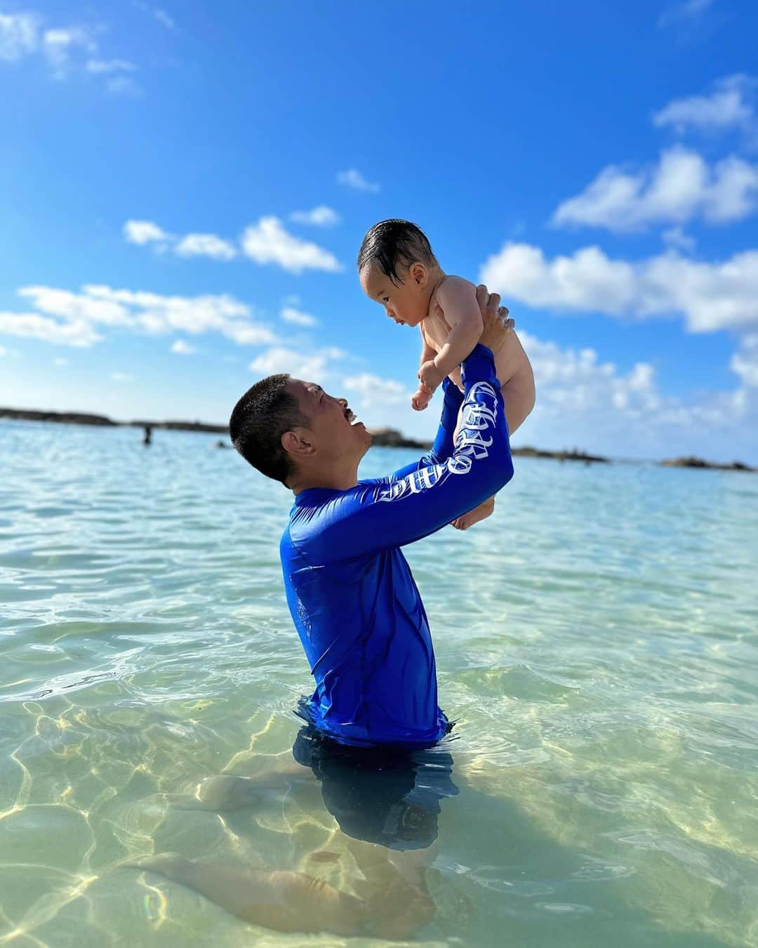 EMIさんのインスタグラム写真 - (EMIInstagram)「大空翔初めての海🌊🌈  #sea #baby #ocean #beach #family #mylove #babyboy #hawaii #honolulu #海 #ハワイ #ホノルル #親子 #初めての #男の子ベビー」2月1日 10時14分 - emi.i.0626