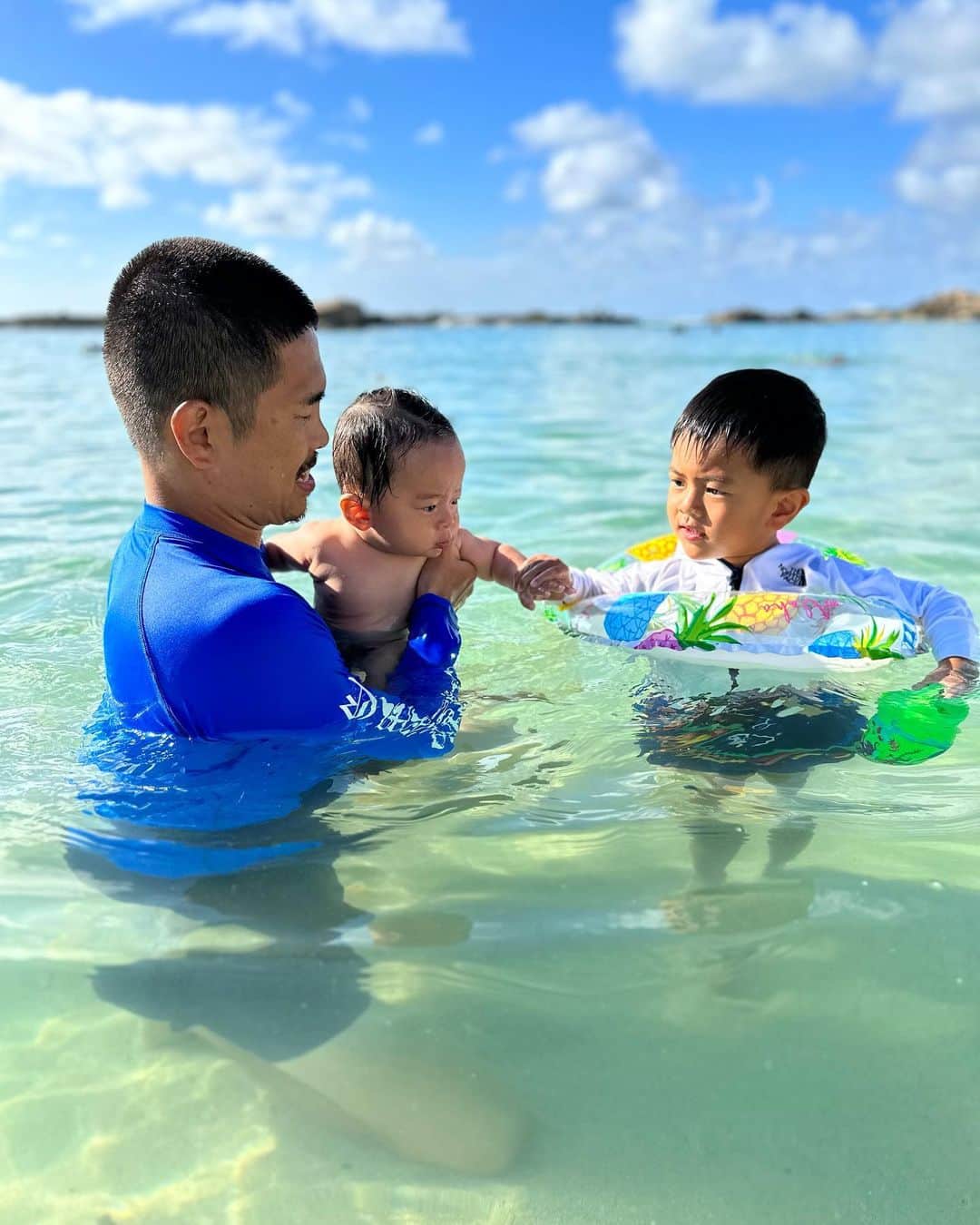 EMIさんのインスタグラム写真 - (EMIInstagram)「大空翔初めての海🌊🌈  #sea #baby #ocean #beach #family #mylove #babyboy #hawaii #honolulu #海 #ハワイ #ホノルル #親子 #初めての #男の子ベビー」2月1日 10時14分 - emi.i.0626
