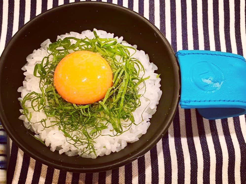 植草克秀さんのインスタグラム写真 - (植草克秀Instagram)「シェラカップでご飯炊いたら成功したぜ〜😏  大葉があったから刻んでペロッと！  シンプルだけどすごく美味しく感じたのはやっぱり雰囲気かなw  みんなどんな使い方するのか楽しみ！  急に思い立って作ったから蓋はアルミホイルを使いましたw 今だと100均とかに蓋あるからそれ使う方が本当は便利だよ。  お米は90ccの所まで入れて、水は100cc。なんとなくでやったけど成功して嬉しい😆  作った後に調べたら大体0.5合で110cc〜120ccみたい。  俺はいつも分量ざっくりだけど料理とかこれが正解って事でもないし自分で試行錯誤しながらやるのが楽しいかな〜。  無理に火を使わなくても入れ物としていろんな使い方があるだろうから、みんなオリジナルでやってみてね！  #植草克秀 ##katsuhideuekusa  #kushop #シェラカップ #kuシェラカップ #次は何を作ろうかなぁ🤔  #ブルーのレザーハンドルカバー映えすぎw」2月1日 10時35分 - katsuhideuekusa