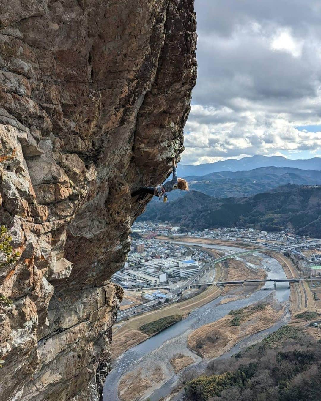 白數里子さんのインスタグラム写真 - (白數里子Instagram)「城山　フェイト　5.12a  恒例化しつつある、年一城山旅行。 期待より寒かったけど、陽の当たる場所を選びながら楽しめた。  5.11三部作も今回完結。 あたりまえだけど、マスターとフラッシュはかなり違うなぁと実感。 @komiyama.hiroko  ジゴロのマスターしてくれてありがとう！  📸 @coich_ura   ロンTはこの時期本当に大活躍！ いつもありがとうございます😌 @awesome_climbing_equipment」2月1日 10時28分 - satopoppo1124