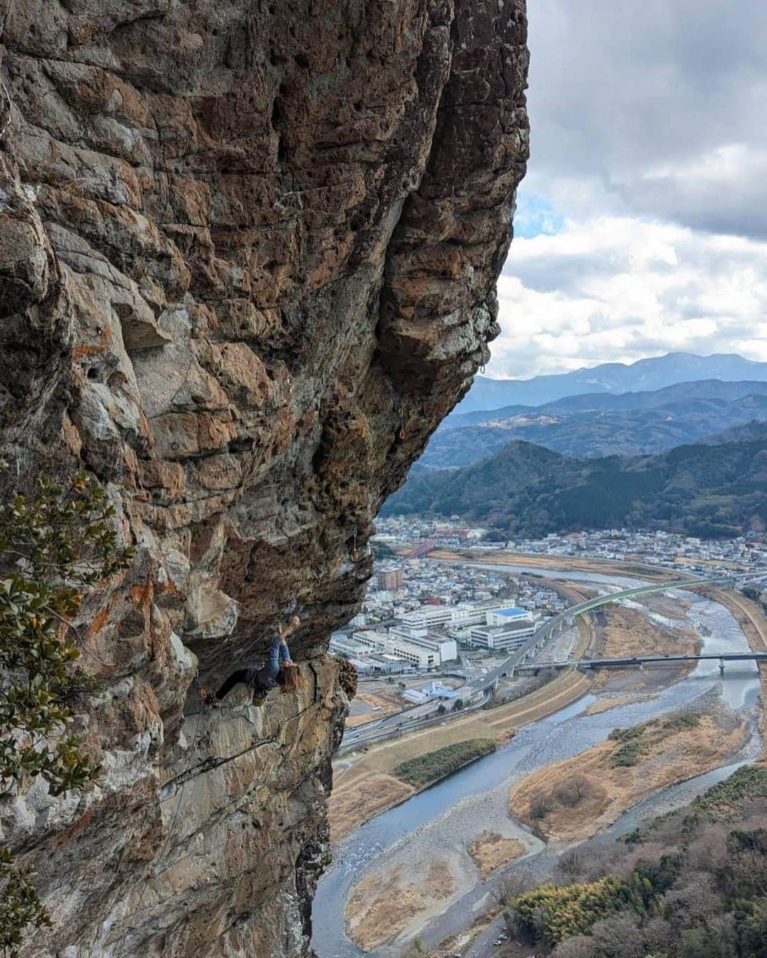 白數里子さんのインスタグラム写真 - (白數里子Instagram)「城山　フェイト　5.12a  恒例化しつつある、年一城山旅行。 期待より寒かったけど、陽の当たる場所を選びながら楽しめた。  5.11三部作も今回完結。 あたりまえだけど、マスターとフラッシュはかなり違うなぁと実感。 @komiyama.hiroko  ジゴロのマスターしてくれてありがとう！  📸 @coich_ura   ロンTはこの時期本当に大活躍！ いつもありがとうございます😌 @awesome_climbing_equipment」2月1日 10時28分 - satopoppo1124