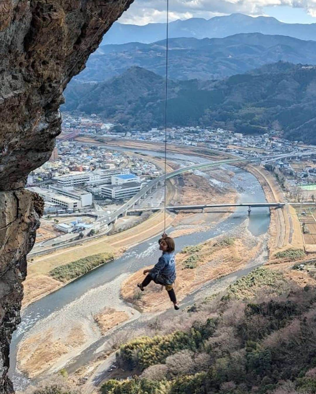 白數里子さんのインスタグラム写真 - (白數里子Instagram)「城山　フェイト　5.12a  恒例化しつつある、年一城山旅行。 期待より寒かったけど、陽の当たる場所を選びながら楽しめた。  5.11三部作も今回完結。 あたりまえだけど、マスターとフラッシュはかなり違うなぁと実感。 @komiyama.hiroko  ジゴロのマスターしてくれてありがとう！  📸 @coich_ura   ロンTはこの時期本当に大活躍！ いつもありがとうございます😌 @awesome_climbing_equipment」2月1日 10時28分 - satopoppo1124