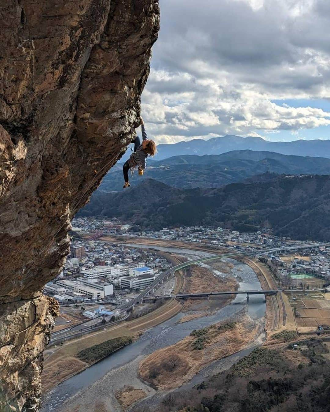 白數里子のインスタグラム：「城山　フェイト　5.12a  恒例化しつつある、年一城山旅行。 期待より寒かったけど、陽の当たる場所を選びながら楽しめた。  5.11三部作も今回完結。 あたりまえだけど、マスターとフラッシュはかなり違うなぁと実感。 @komiyama.hiroko  ジゴロのマスターしてくれてありがとう！  📸 @coich_ura   ロンTはこの時期本当に大活躍！ いつもありがとうございます😌 @awesome_climbing_equipment」