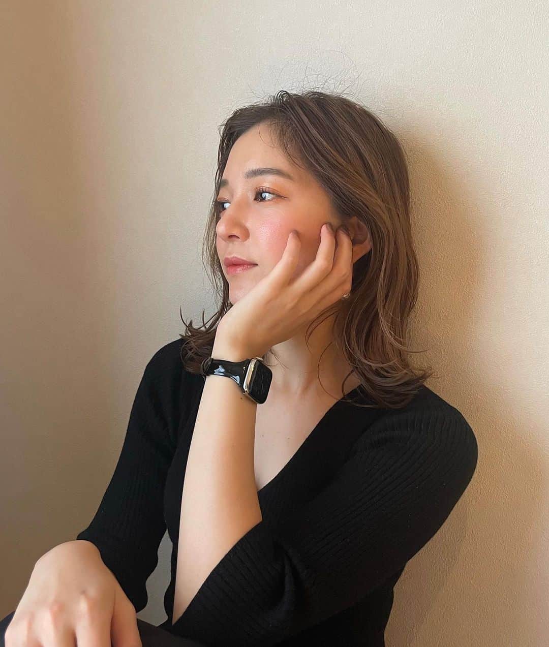 のインスタグラム：「アップルウォッチのベルトと、iPhoneケースを変えた岩本💁‍♀️❤️ . @unicasejp 📱 . . #unicase#iPhoneケース#アップルウォッチバンド #iPhone」