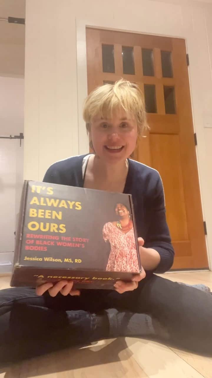 アリソン・ピルのインスタグラム：「It’s heeeeeeere! @jessicawilson.msrd wrote a book!  And I’ve got it in my hands! As well as leg soap, so I can finally learn to wash my legs.」