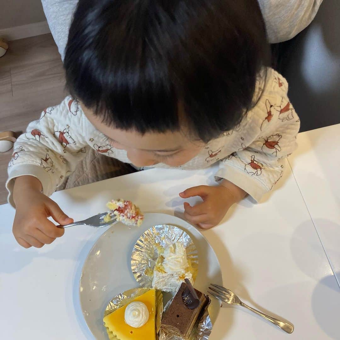 のインスタグラム：「もう2月ですね！こんにちは！  1月の思い出。  妻さんがわたしの誕生日用に買ってくれたいちごのショートケーキ。  トップに鎮座している🍓はもちろん、中の🍓も全て掘り出して食す我が子。  誰のケーキであろうと、食べてよいかという確認などしません。 家の中で見つけた🍓は全て自分のものらしい🤣  あと、他のケーキは全然食べようとしない笑  #3歳児 #食いしん坊 #万歳 #イチゴ」