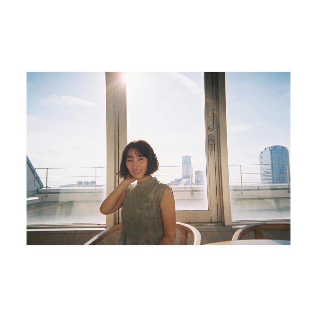 徳永えりのインスタグラム：「... 2月こんにちは🌱 全くらしくない写真ですが、告知です👐  📢お知らせ📢 2023年2月4日21:00〜スタート NHK Eテレ「東京の雪男」 第1話にちょこっと参加させていただいています❄️  なぜこのような衣装なのかは見てのお楽しみに😉 衣装を着た時は「寒いぃ」と言っていたけど、 現場にきたら灼熱太陽で「暑いぃ」となって、 太陽の力は偉大だなぁと感じた日でした🌞 (冬なのに汗かいてた🙃)」