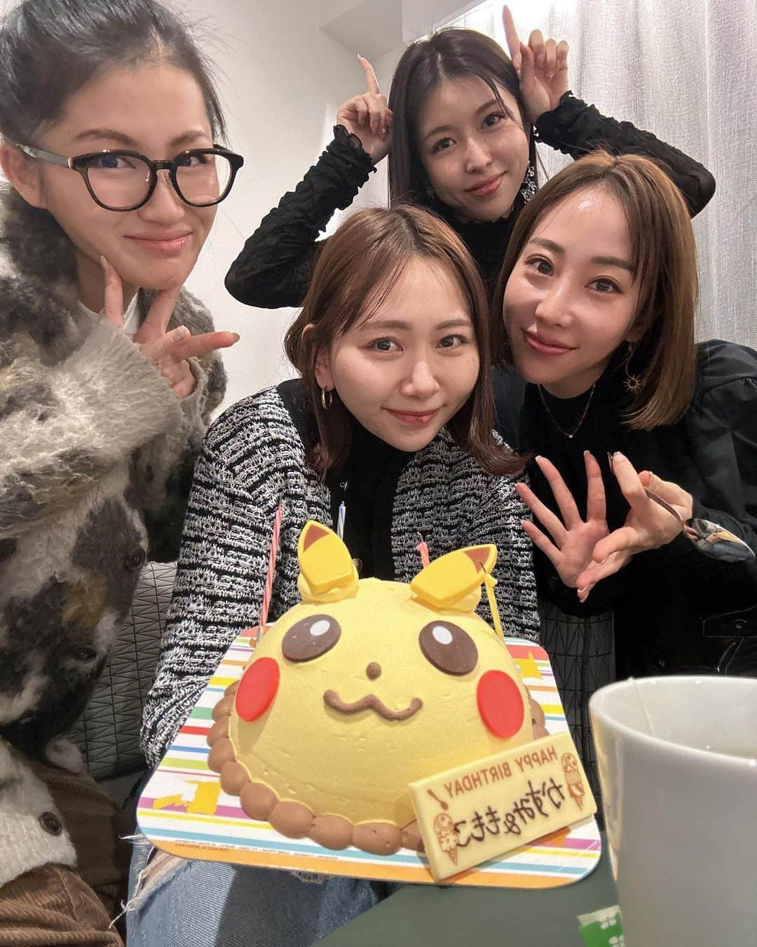 清水香澄のインスタグラム：「. 1月の会🎂💕  チャージ完了😎✌🏾  #子供の頃から憧れだった #31のアイスケーキ #31歳で叶いました」