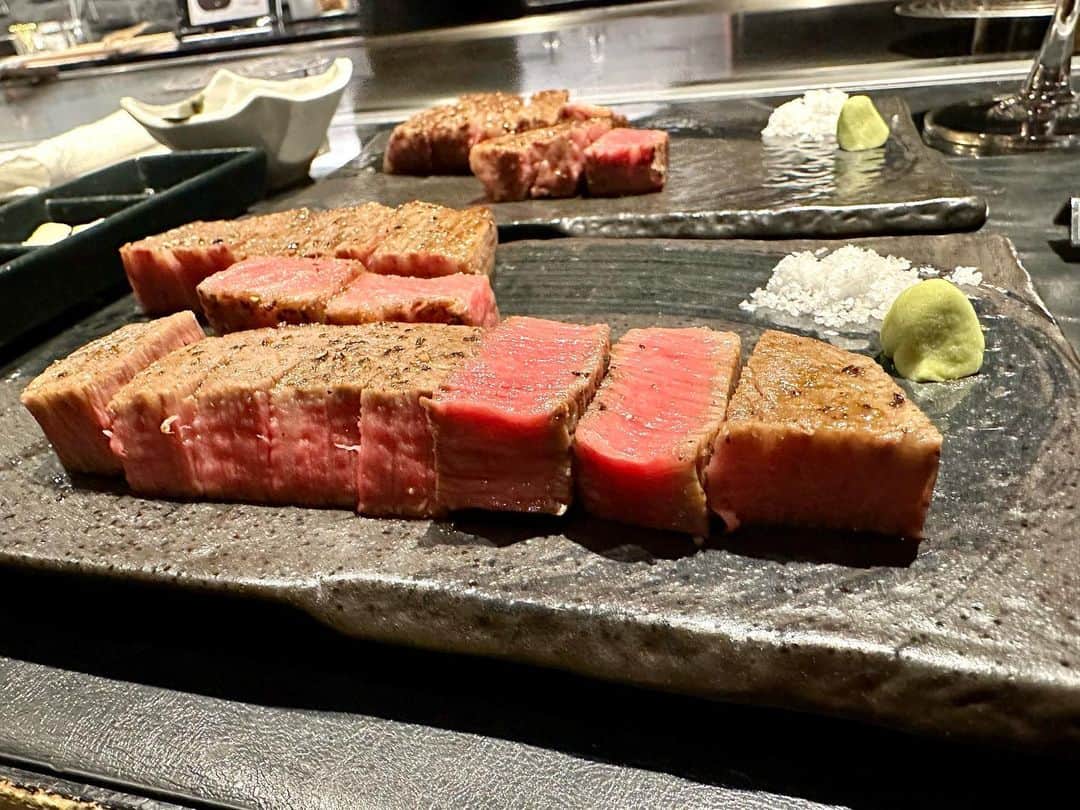 高嶋政宏のインスタグラム：「池袋の奇跡。 丁寧な仕事に思わず お皿の料理ぎりぎりまで顔を近づけ 奥さん笑う。 #masahirotakashima #髙嶋政宏　#鉄板焼きあさひ　#池袋　#ikebukuro #tokyo #japan」