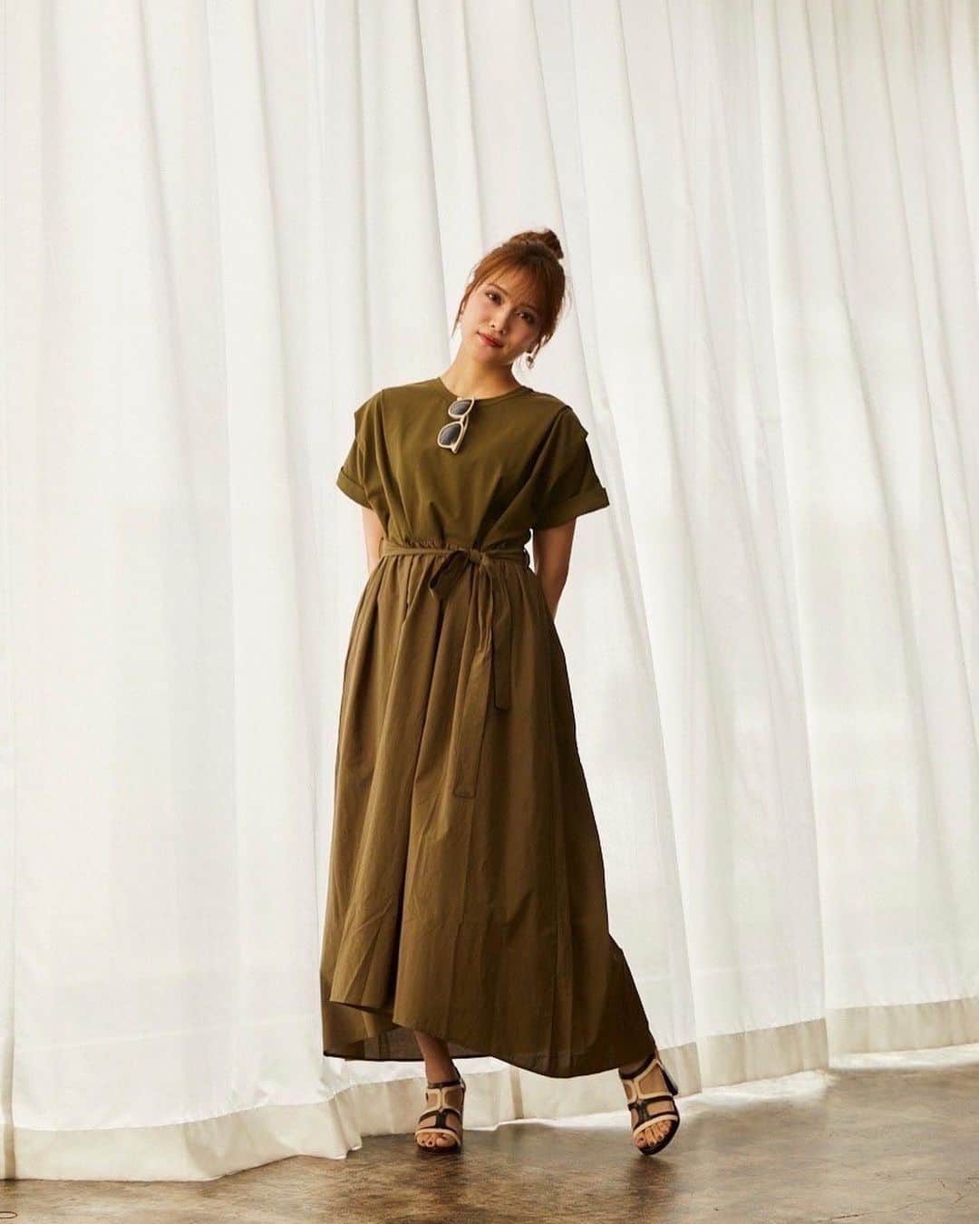 入山杏奈のインスタグラム：「カットソーセットインワンピース  シンプルなデザインですが、肩にタックを入れたり、上下異素材にしたりとアクセントを加えて、表情のあるワンピースにしてみました🥰♡  太って見えず、ストンと落ちすぎず、を目指した贅沢なスカートのボリュームもお気に入りです✨  コットンベースでサラッと着られます🍃 着心地軽やかですが見た目にもエアリー感が出るように、前後で丈に差を👗  カラーはカーキとブラックの2色展開です💚🖤  予約は @mythik_19 のサイトからどうぞ🐈🐾 (わたしのストーリー・プロフィールのURLからも飛べます🧚🏻)」