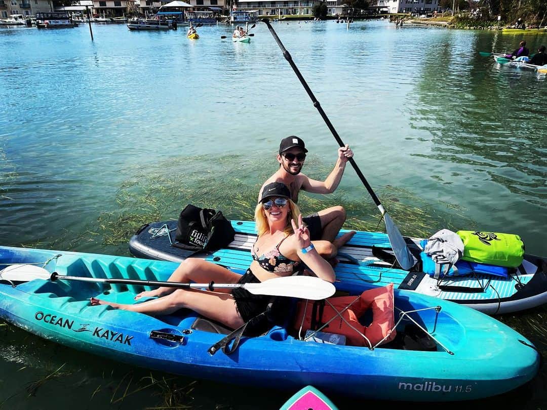 ケイディー・デニーのインスタグラム：「Fun time kayaking 💧 love you to the moon and back Tom you’re my rock, my love and my savior always ❤️❤️❤️ #crystalriver 😘」