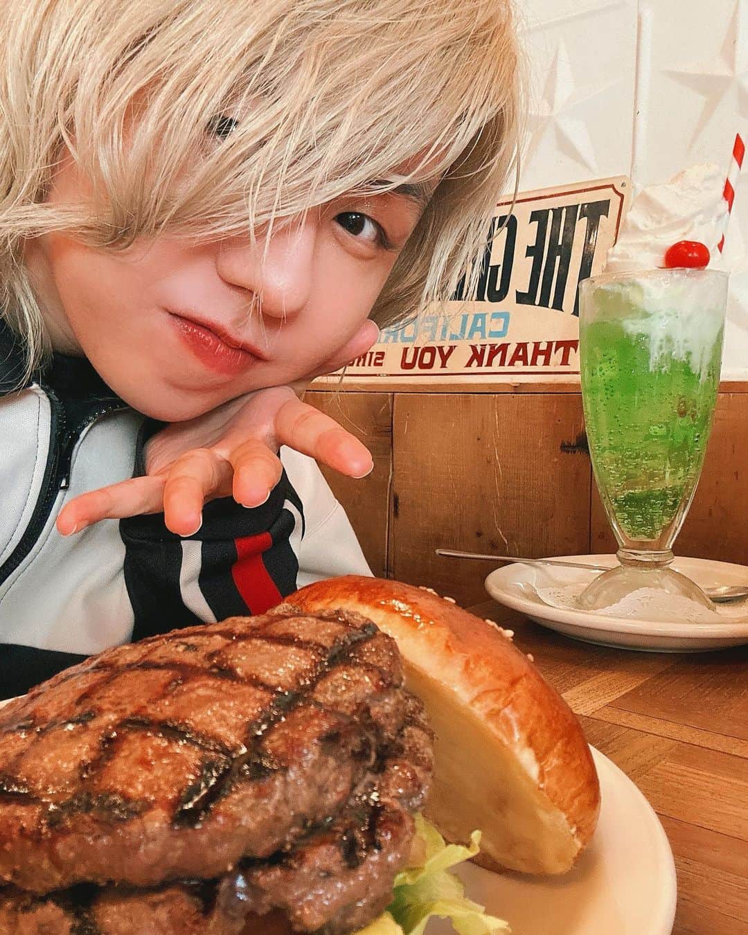 藤澤涼架のインスタグラム：「とある日の🍔🍹😋✨  #りょうちゃんのランチ🍴 #tokyolunch #foodie #hamburger #melonsoda」