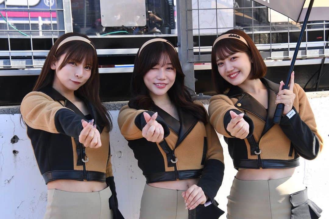 鈴木志歩さんのインスタグラム写真 - (鈴木志歩Instagram)「〜2018-2022〜 . 【ご報告】 2022年度をもちましてレースクイーンを引退致します。 . 2018年に憧れていた名門NISMOチームでRQデビューさせて頂き、気づけば5年が経っていました。 途中コロナウイルスの影響で大好きなサーキットへ中々行くことの出来ない年もありましたが、沢山の方が毎年応援して下さり本当に充実した5年間でした。 . そして、何より私を選んで下さったチーム・スポンサーの方々に感謝の気持ちでいっぱいです。 モータースポーツの魅力や、いろんなことを学んだお陰で今の私が居ます。 本当に良いチームに恵まれた事を誇りに思います。 . これからもモータースポーツがもっともっと盛り上がり、お世話になった各チームの活躍と健闘をお祈ります！ . 最後に… こんな私を応援して下さり 本当にありがとうございました✨ モータースポーツは変わらず大好きなので、 サーキットには出没すると思います🙌 . . ちなみにSNSは変わらず更新するので、 引き続きよろしくお願いします🥺🤍 . . . #RQ #racequeen #supergt #gt300 #muta #mutaracing #lmcorsa #otg  #motorsports #twsprincess #gt500 #NISMO #JATCO #shaderacing #racing #race」2月1日 12時01分 - shiho_suzu_