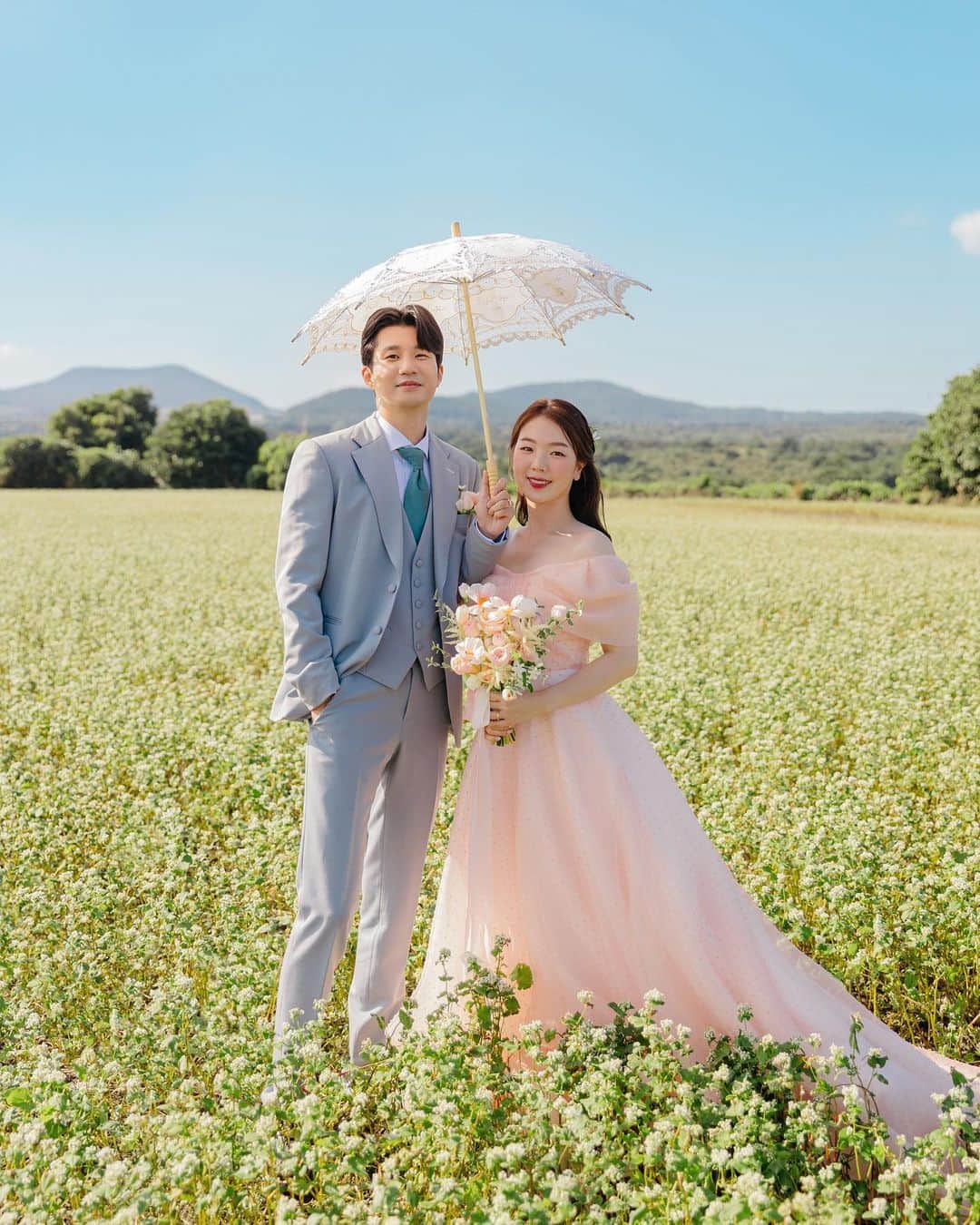 에테르 etherのインスタグラム：「• 초록&파랑 가득한 자연 속에서 하는  웨딩 촬영이 최고🌿  #에테르의바다  with  #설레다메이크업  #빛물꽃 @seolleda  @happylucy_」