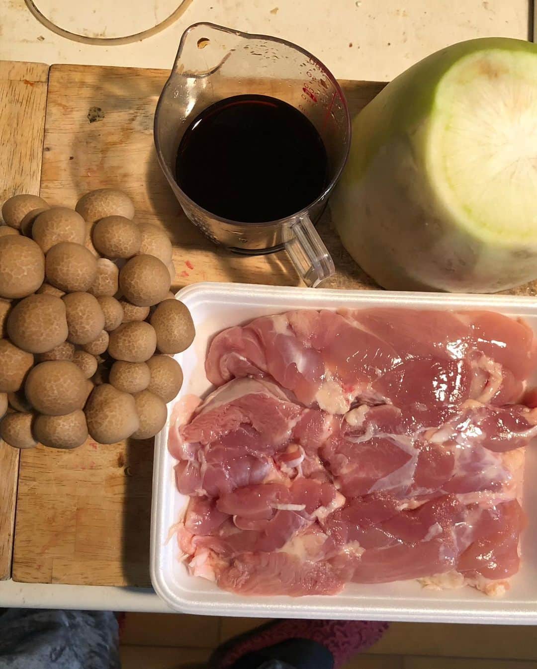 セイン・カミュさんのインスタグラム写真 - (セイン・カミュInstagram)「Simple, quick and yummy ❣️😋  Chicken 🐓daikon-oroshi oyster sauce ❗️ Soy sauce,sake, mirin, oyster sauce, sugar and a pinch of salt ! Grate the daikon/radish , throw in the mushrooms and layer the chicken, pour sauce and cook with closed lid on done😉 #thanecamus #yummy #daddyscooking #healthyfood #chicken #bonapetit」2月1日 12時18分 - thanecamus