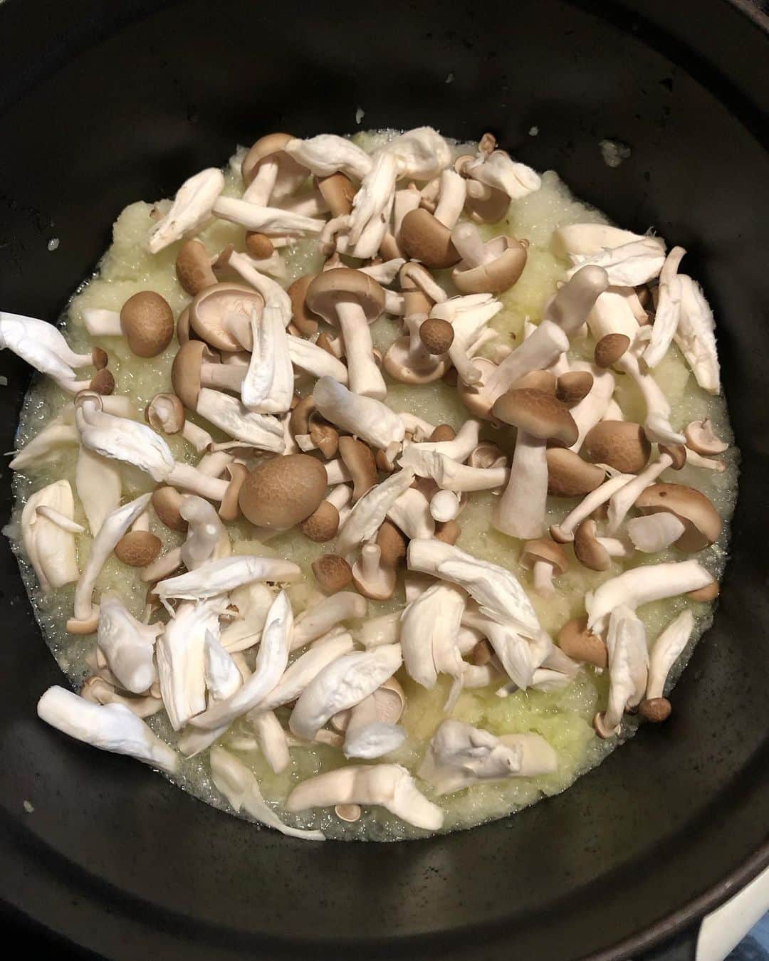セイン・カミュさんのインスタグラム写真 - (セイン・カミュInstagram)「Simple, quick and yummy ❣️😋  Chicken 🐓daikon-oroshi oyster sauce ❗️ Soy sauce,sake, mirin, oyster sauce, sugar and a pinch of salt ! Grate the daikon/radish , throw in the mushrooms and layer the chicken, pour sauce and cook with closed lid on done😉 #thanecamus #yummy #daddyscooking #healthyfood #chicken #bonapetit」2月1日 12時18分 - thanecamus