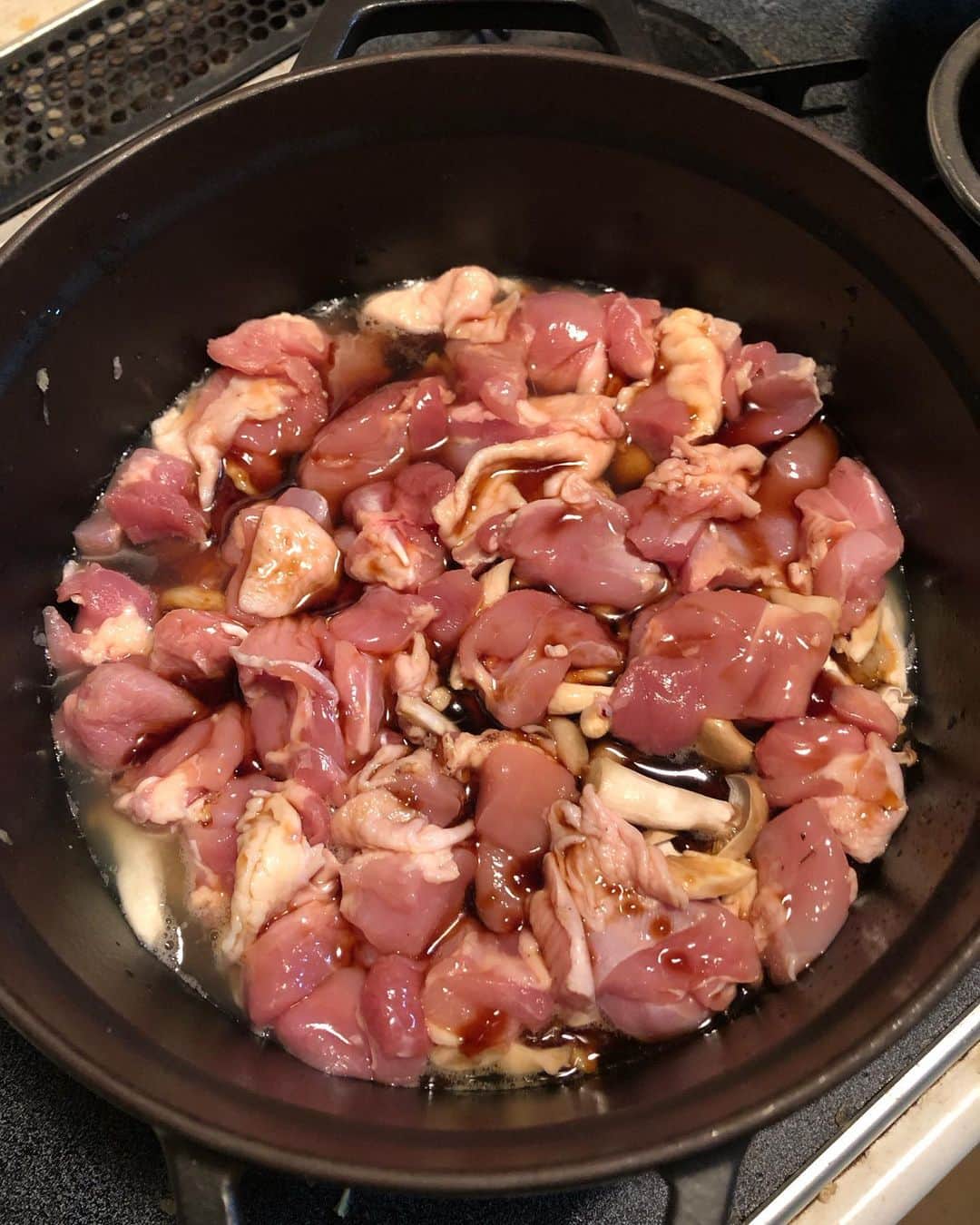 セイン・カミュさんのインスタグラム写真 - (セイン・カミュInstagram)「Simple, quick and yummy ❣️😋  Chicken 🐓daikon-oroshi oyster sauce ❗️ Soy sauce,sake, mirin, oyster sauce, sugar and a pinch of salt ! Grate the daikon/radish , throw in the mushrooms and layer the chicken, pour sauce and cook with closed lid on done😉 #thanecamus #yummy #daddyscooking #healthyfood #chicken #bonapetit」2月1日 12時18分 - thanecamus