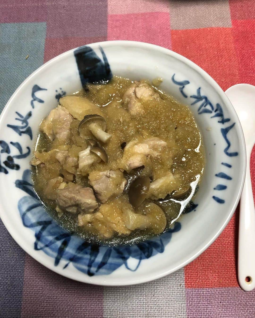 セイン・カミュさんのインスタグラム写真 - (セイン・カミュInstagram)「Simple, quick and yummy ❣️😋  Chicken 🐓daikon-oroshi oyster sauce ❗️ Soy sauce,sake, mirin, oyster sauce, sugar and a pinch of salt ! Grate the daikon/radish , throw in the mushrooms and layer the chicken, pour sauce and cook with closed lid on done😉 #thanecamus #yummy #daddyscooking #healthyfood #chicken #bonapetit」2月1日 12時18分 - thanecamus
