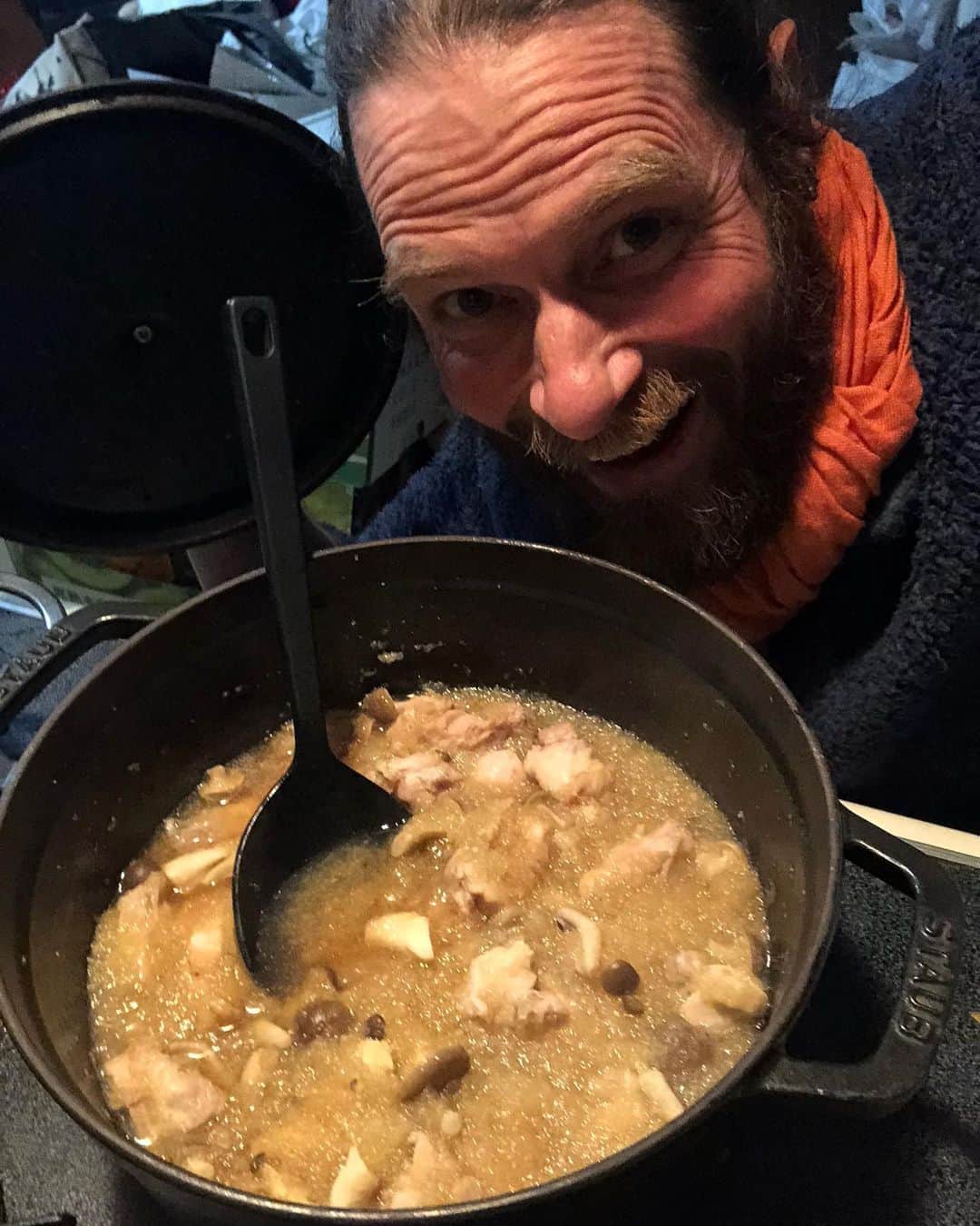 セイン・カミュさんのインスタグラム写真 - (セイン・カミュInstagram)「Simple, quick and yummy ❣️😋  Chicken 🐓daikon-oroshi oyster sauce ❗️ Soy sauce,sake, mirin, oyster sauce, sugar and a pinch of salt ! Grate the daikon/radish , throw in the mushrooms and layer the chicken, pour sauce and cook with closed lid on done😉 #thanecamus #yummy #daddyscooking #healthyfood #chicken #bonapetit」2月1日 12時18分 - thanecamus