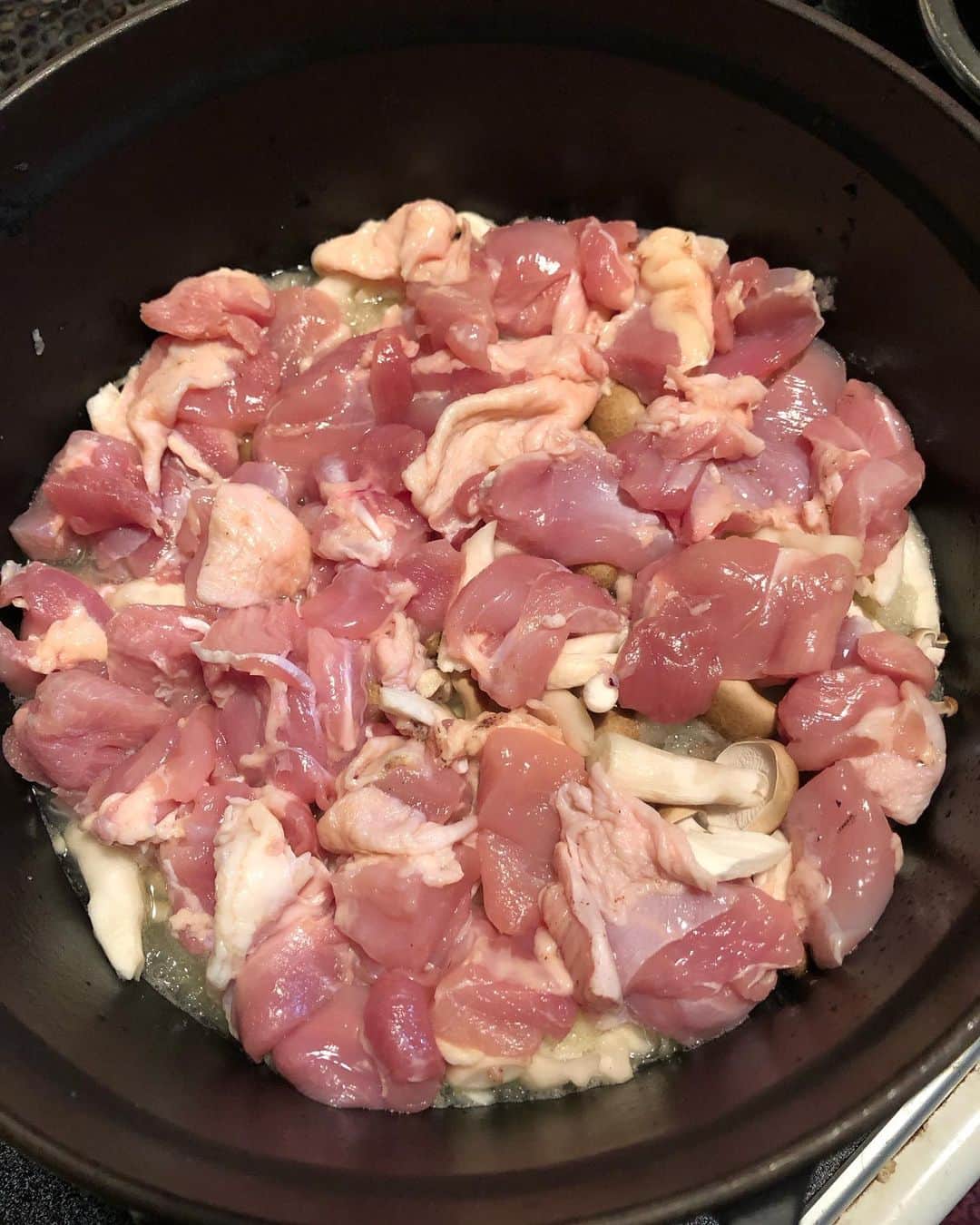 セイン・カミュさんのインスタグラム写真 - (セイン・カミュInstagram)「Simple, quick and yummy ❣️😋  Chicken 🐓daikon-oroshi oyster sauce ❗️ Soy sauce,sake, mirin, oyster sauce, sugar and a pinch of salt ! Grate the daikon/radish , throw in the mushrooms and layer the chicken, pour sauce and cook with closed lid on done😉 #thanecamus #yummy #daddyscooking #healthyfood #chicken #bonapetit」2月1日 12時18分 - thanecamus