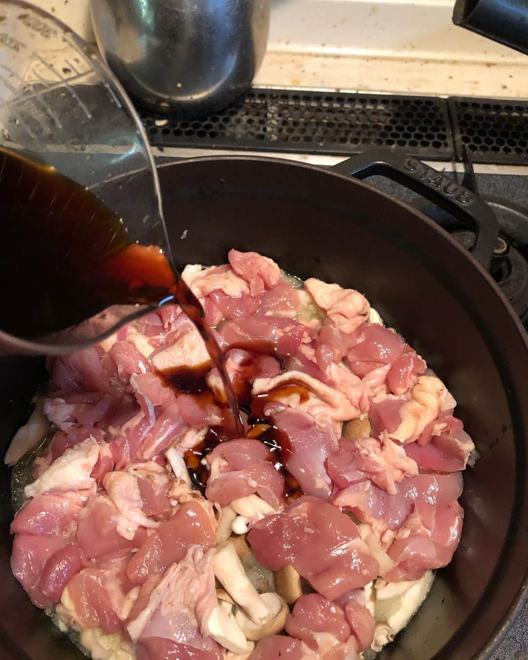 セイン・カミュさんのインスタグラム写真 - (セイン・カミュInstagram)「Simple, quick and yummy ❣️😋  Chicken 🐓daikon-oroshi oyster sauce ❗️ Soy sauce,sake, mirin, oyster sauce, sugar and a pinch of salt ! Grate the daikon/radish , throw in the mushrooms and layer the chicken, pour sauce and cook with closed lid on done😉 #thanecamus #yummy #daddyscooking #healthyfood #chicken #bonapetit」2月1日 12時18分 - thanecamus