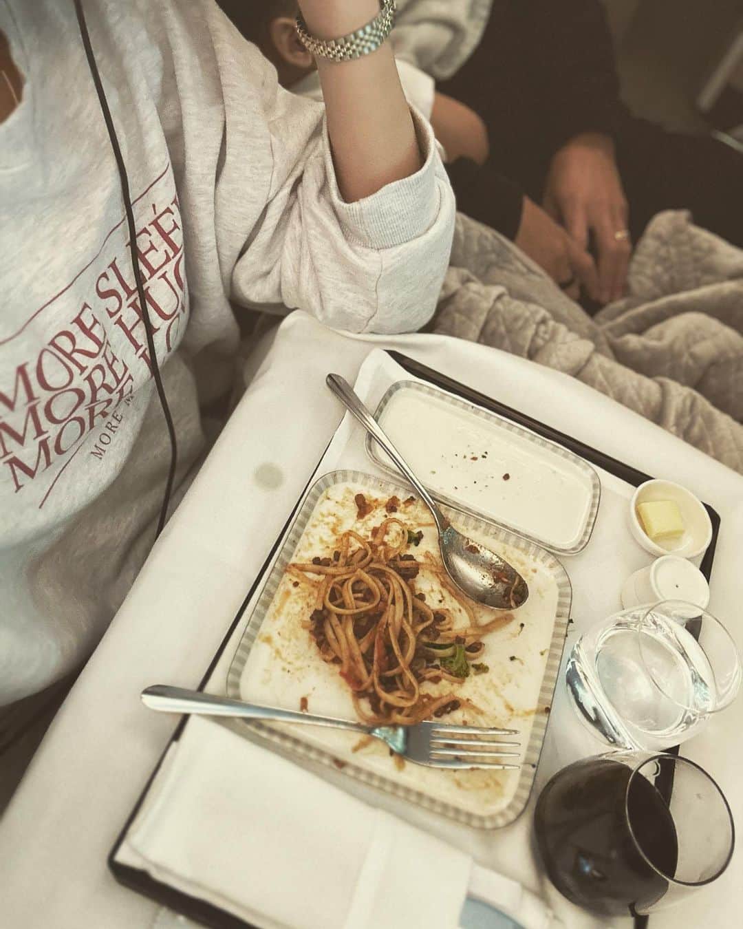 のインスタグラム：「✈︎🍷」
