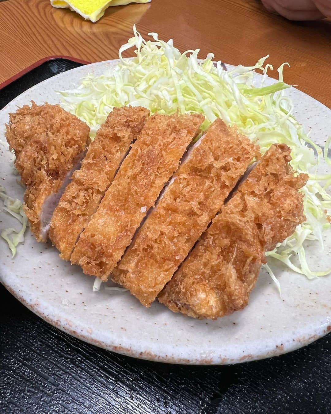 西尾季隆のインスタグラム：「僕の1番好きな食べ物がとんかつです。 とんかつうまいなぁ。」